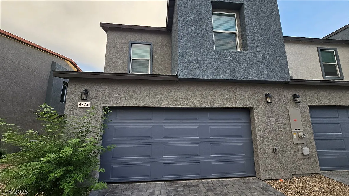 3 bed, 2.5 bath, 1401 sqft, $2,400 — Photo 1
