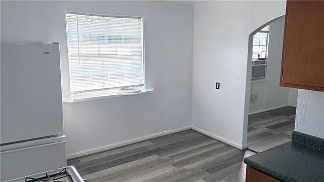 3 bed, 1.0 bath, 950 sqft, $1,050 — Photo 3
