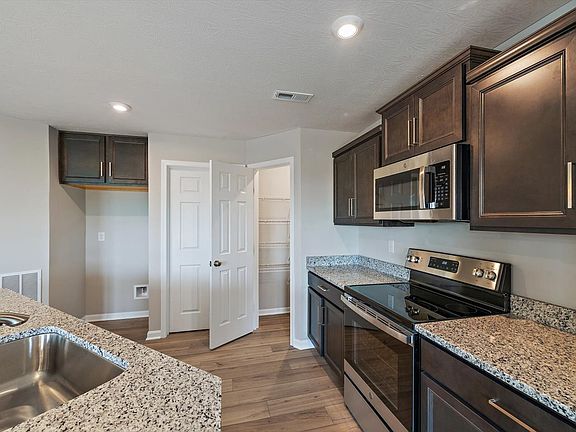 5th image of 5211 Hazeltine Ln #4-204