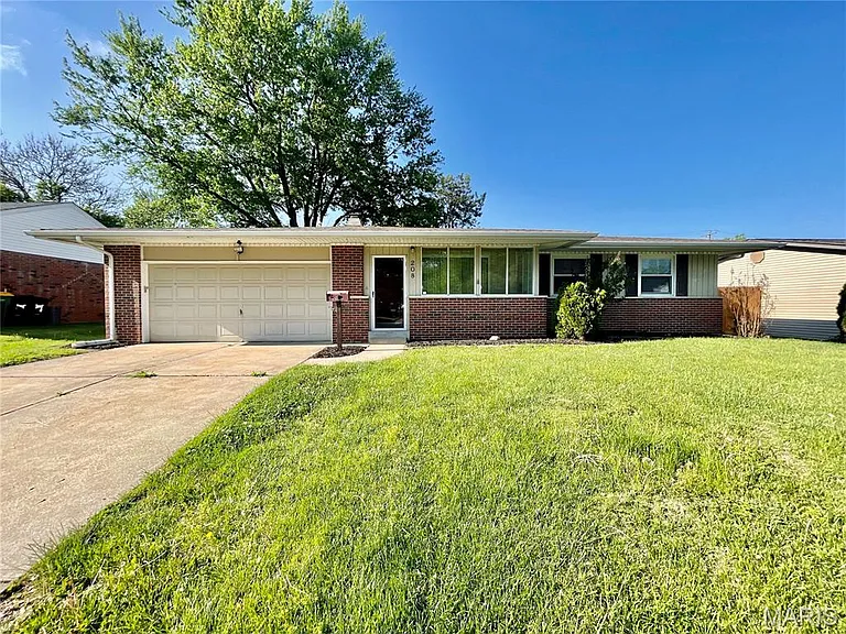 208 Harvard Dr — Photo 2