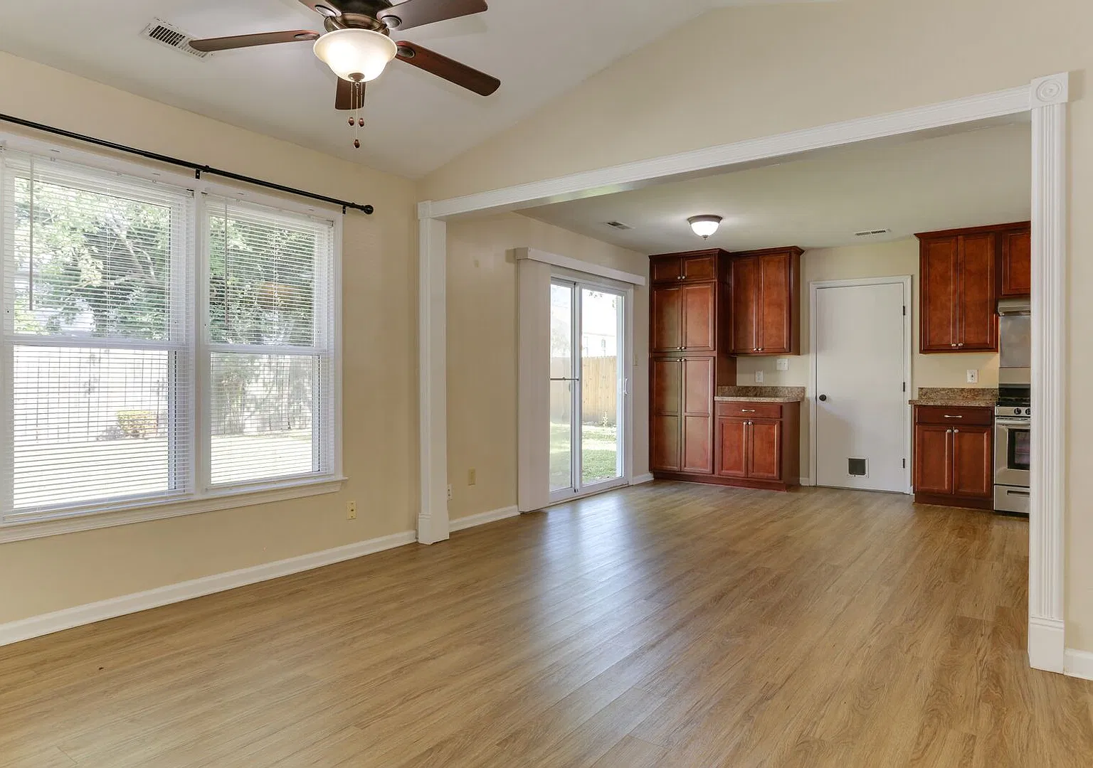 Beautiful open floor plan! — Photo 4