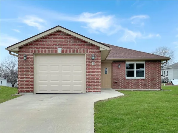 9 W Broadway St, Higginsville, MO 64037