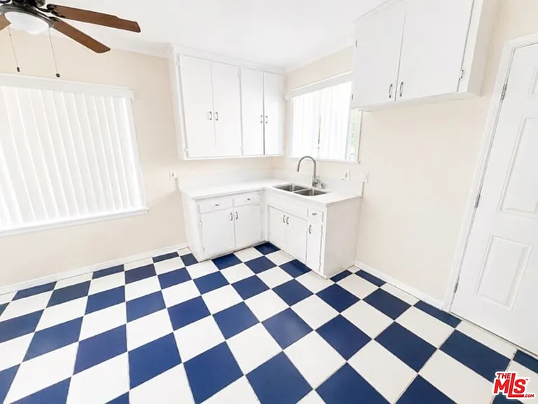 13450 Burbank Blvd — Photo 3