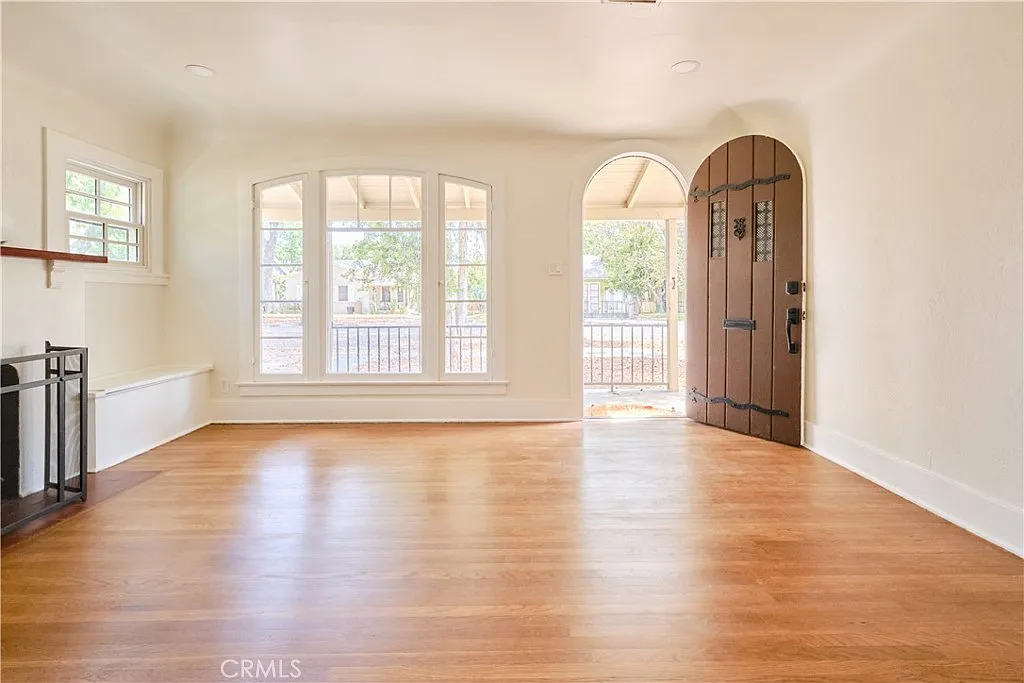 3 bed, 1000 sqft, $3,300 — Photo 3