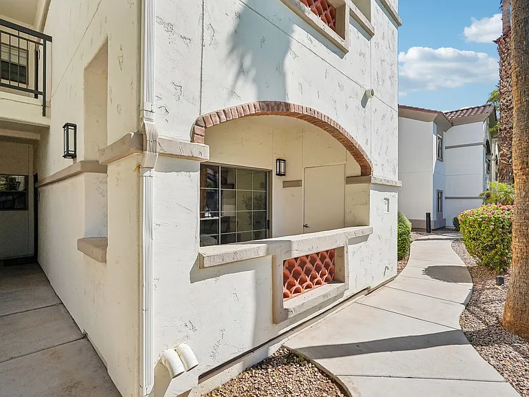 Del Mar Apartments — Photo 26
