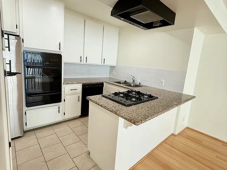 1617 N Poinsettia Place — Photo 5