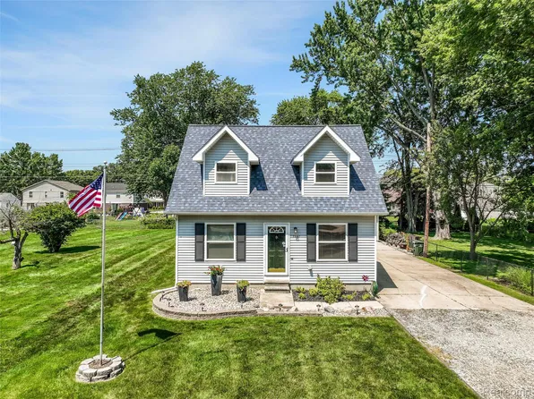 22327 Martin Rd, Saint Clair Shores, MI 48081