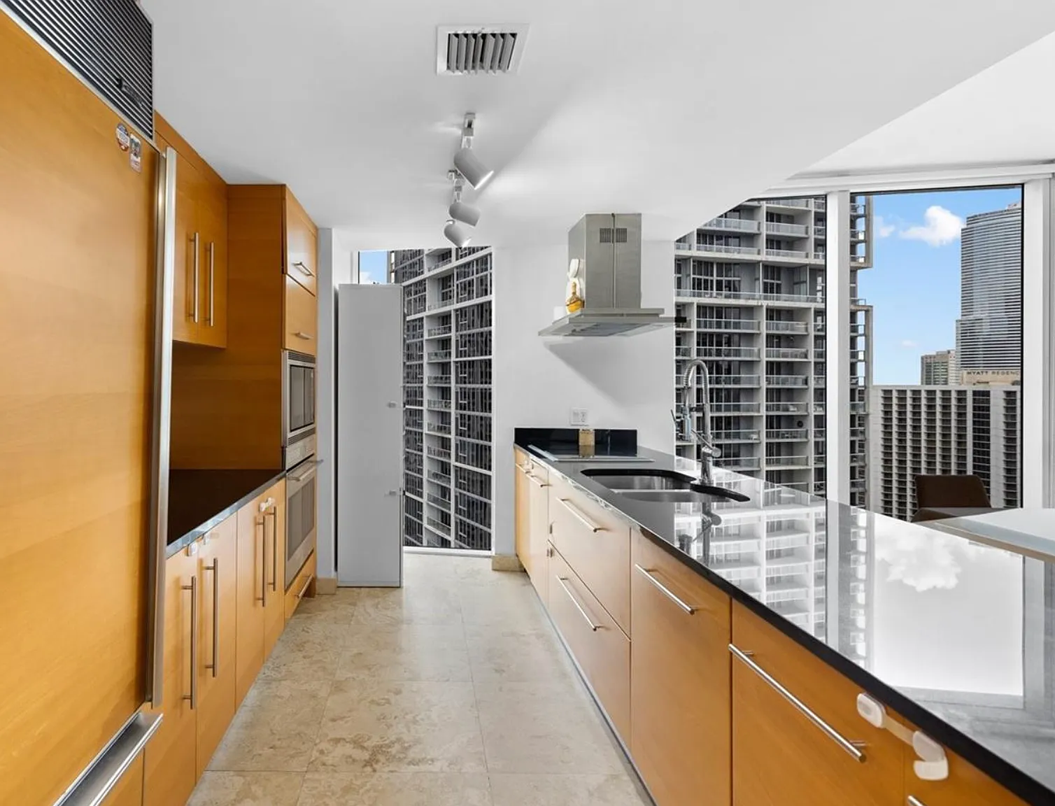 2 bed, 2.0 bath, 1327 sqft, $4,300 — Photo 4