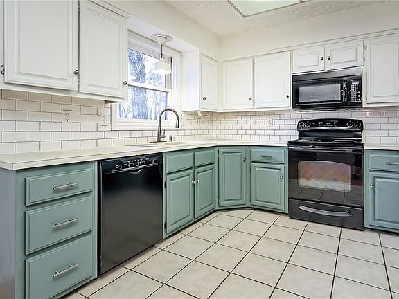 2nd image of 4 Wick Cir