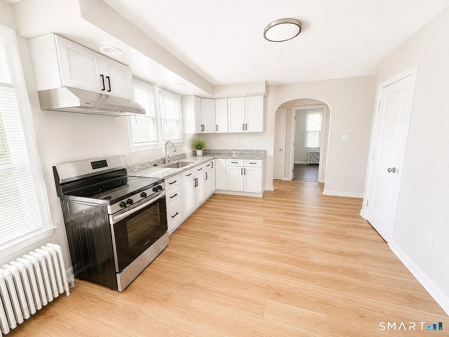 3 bed, 1.0 bath, 2464 sqft, $2,000 — Photo 3