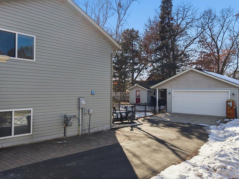 1st image of 909 4th Ave E