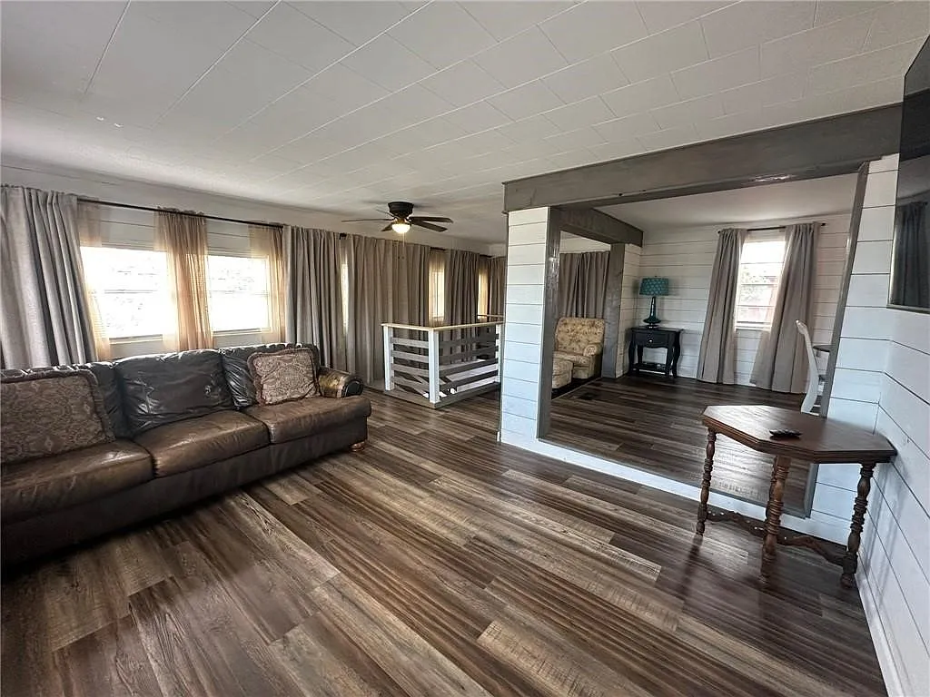 3 bed, 2.0 bath, 1680 sqft, $2,290 — Photo 2