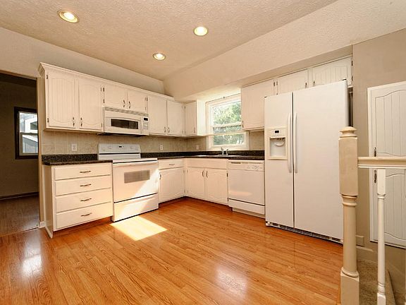 3rd image of 2917 S 157th Cir