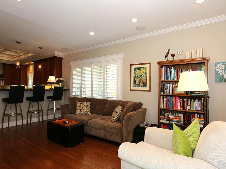 2050 Brewster Ave — Photo 14