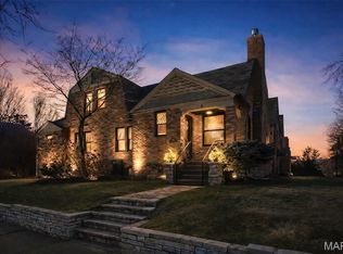 8000 Venetian Dr, Saint Louis, MO 63105