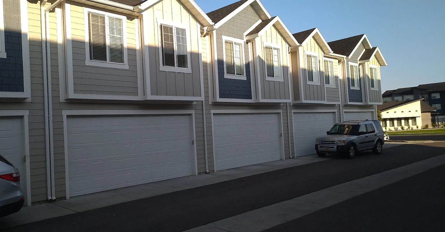 3 bed, 2.5 bath, 1400 sqft, $1,550 — Photo 2