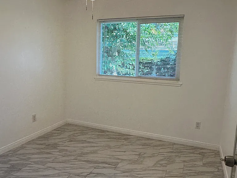 2625 Baltic Ave — Photo 31