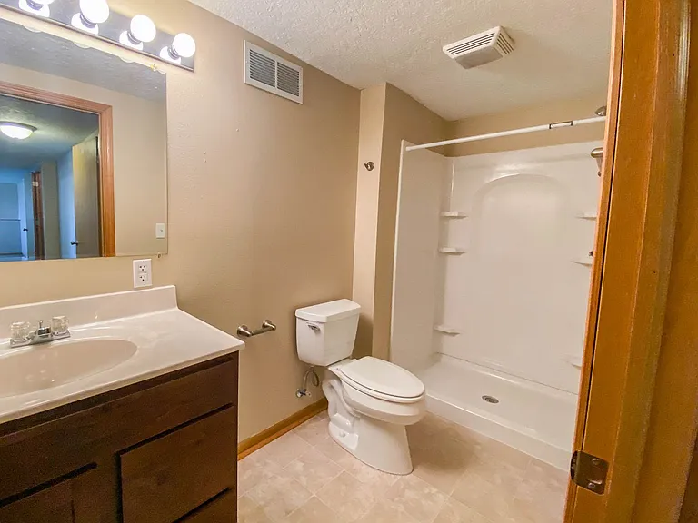 450 SE Westgate Dr — Photo 11