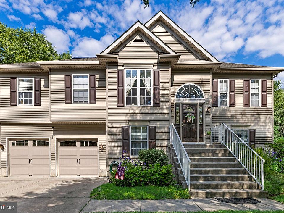 1st image of 14 Maple Leaf Dr