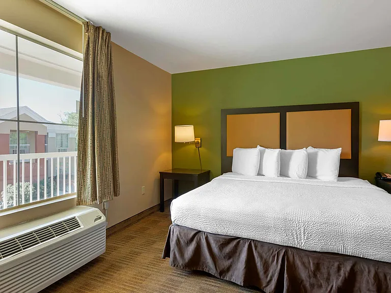Deluxe Studio - 1 King Bed