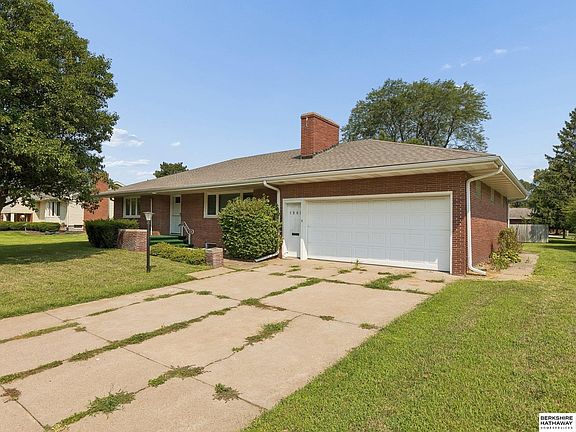 3rd image of 1960 Parkview Dr