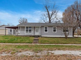 401 S Johnson St, New Athens, IL 62264