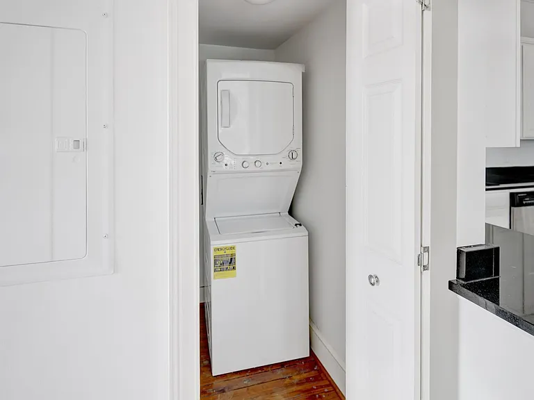 321 W Broughton St #7 — Photo 11
