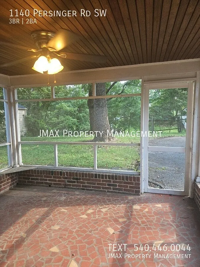 Comfort, Charm & Space in Southwest Roanoke — Photo 2