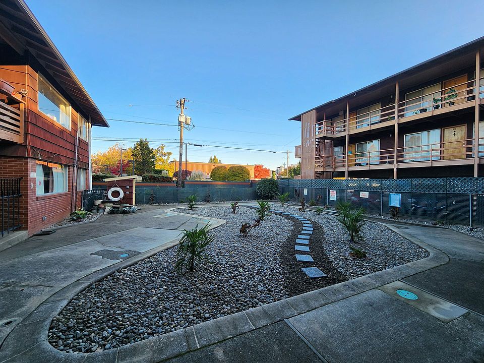 1st image of 170 Owens St S #105