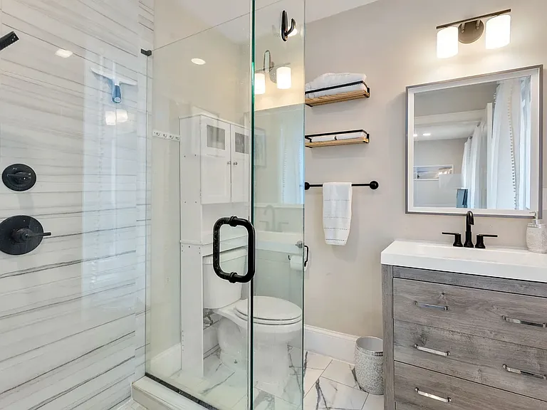 Bedroom 1 - en-suite Bathroom