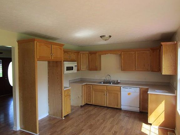 3rd image of 201 Dunbar Ln