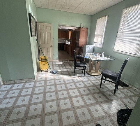 4th image of 308 Superior St