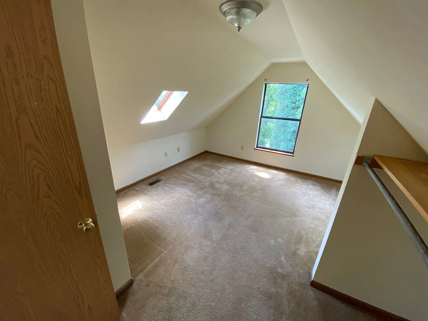 5 Bedroom brick single family home and yard — Photo 4
