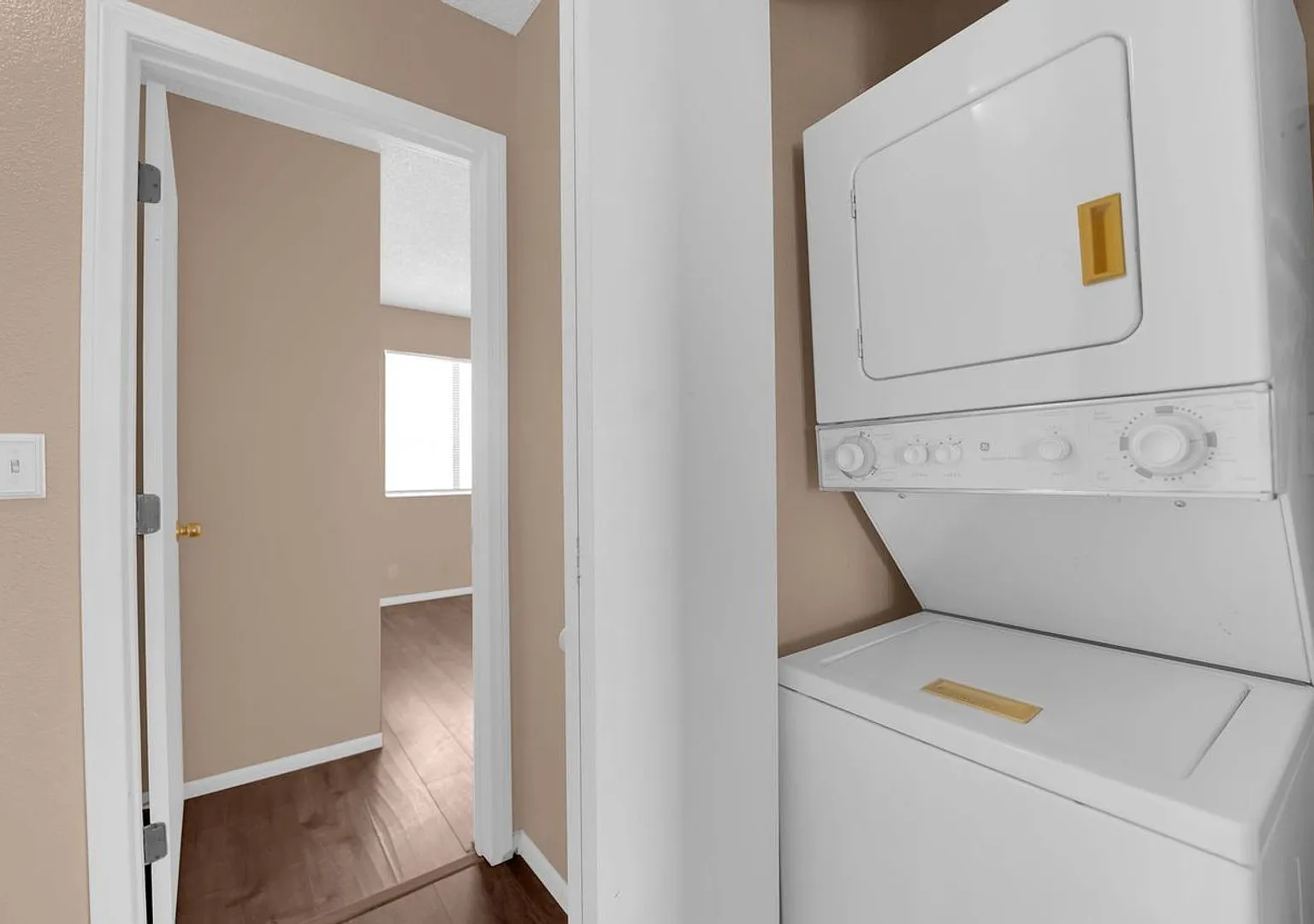 Updated 2-Bedroom Condo with Pool, In-Unit Laundry & Covered Parking — Photo 4