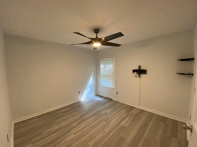 2577 Woodford Ln — Photo 14