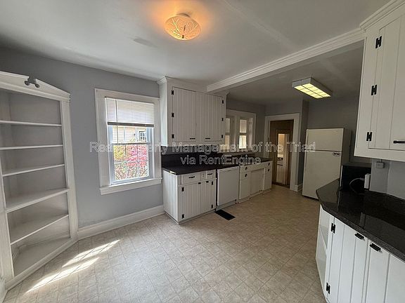 3rd image of 801 Knollwood St