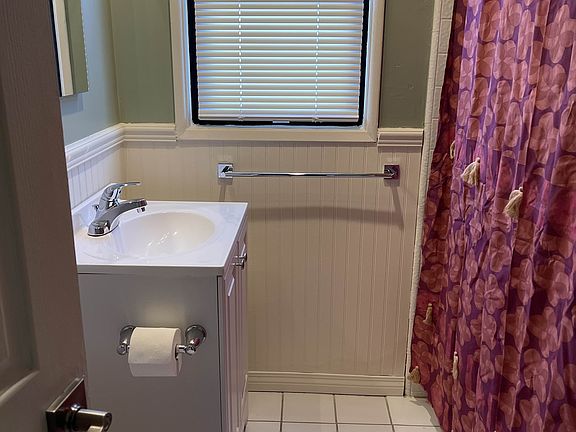 Bathroom with Tube connected to the Hallway