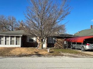 802 W 3rd St, Beardstown, IL 62618
