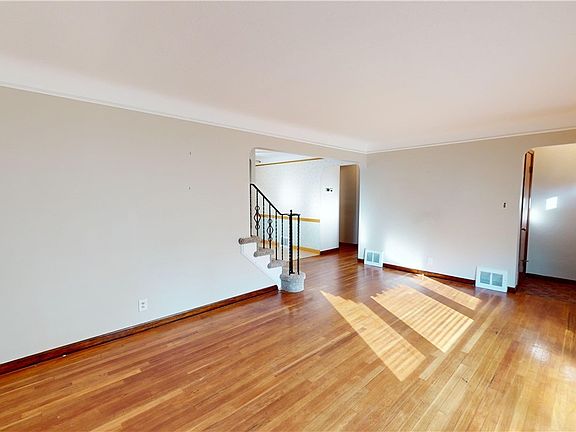 3rd image of 1678 Hawthorne Dr