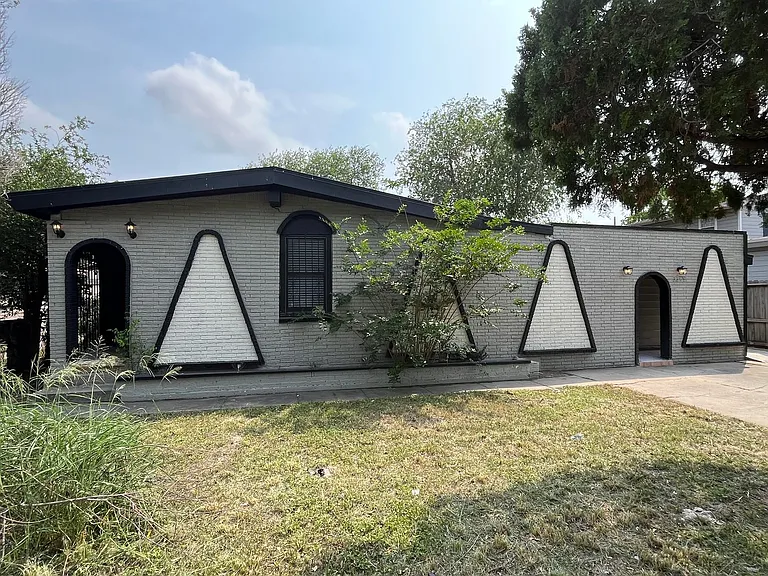 3309 Mahan Dr — Photo 2