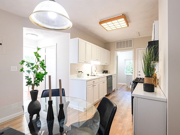 2nd image of 407 Washington St APT 5