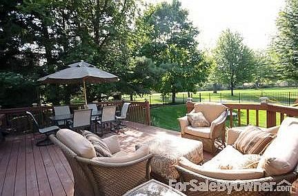 Rear Deck : Large gated yard, backs to park, 2 minute walk to South Park elementary school