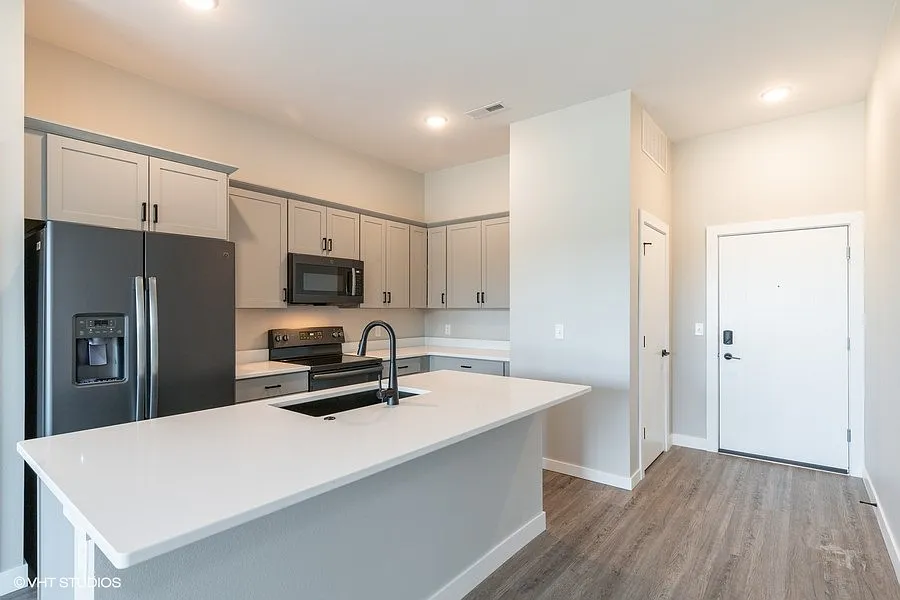 1 bed, 840 sqft, $1,545 — Photo 2