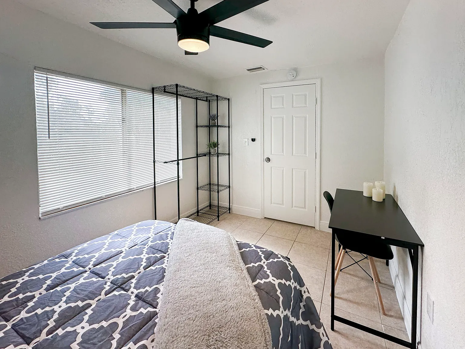 4 bed, 1.0 bath, 960 sqft, $728 — Photo 2