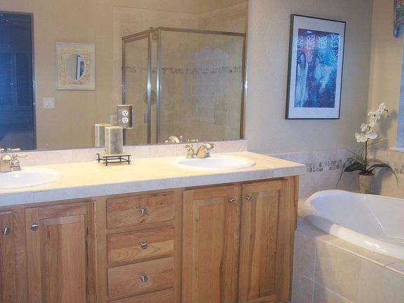 Clean! Upgraded Tile w/ Higher Counters