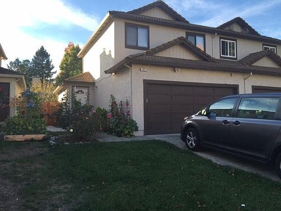 FronFront of house with garage