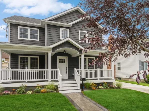 137 Collins Avenue, Williston Park, NY 11596