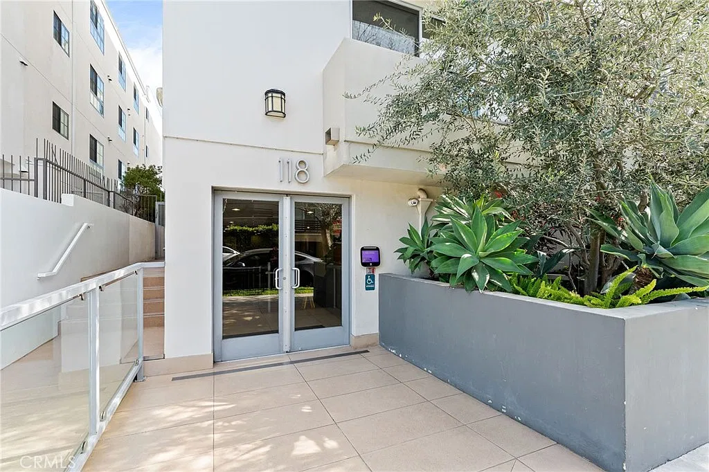 3 bed, 1500 sqft, $4,950 — Photo 3