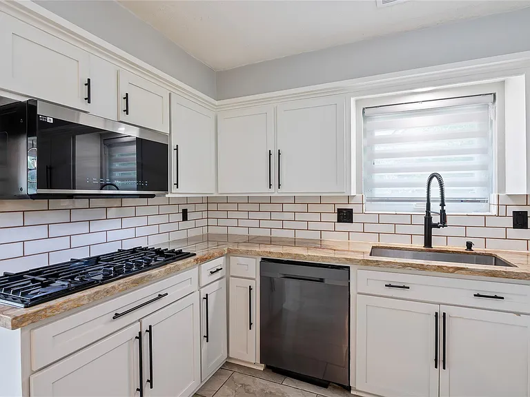 4034 Shady Springs Dr — Photo 11