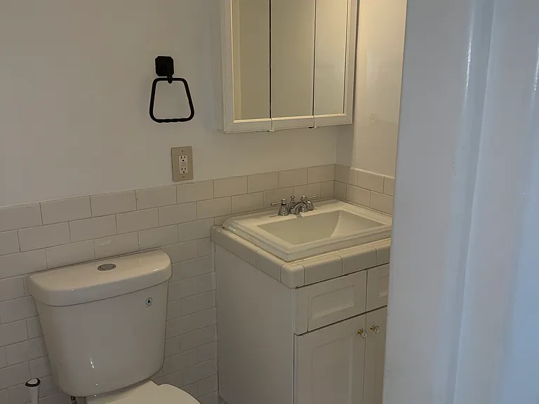 1453 1/2 N Mansfield Ave — Photo 17